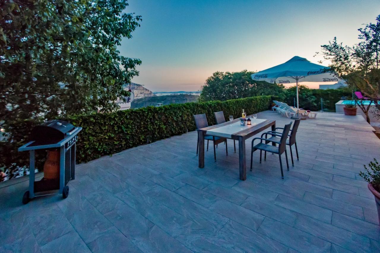 Villa Don Dan Zrnovnica Bagian luar foto